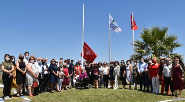 FOÇA’DA İLK KEZ ENGELSİZ KIRMIZI BAYRAK DALGALANDI