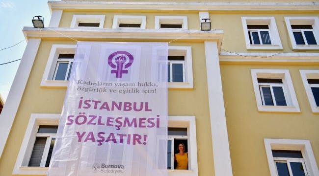 Bornova’dan kadına şiddete karşı dev pankart
