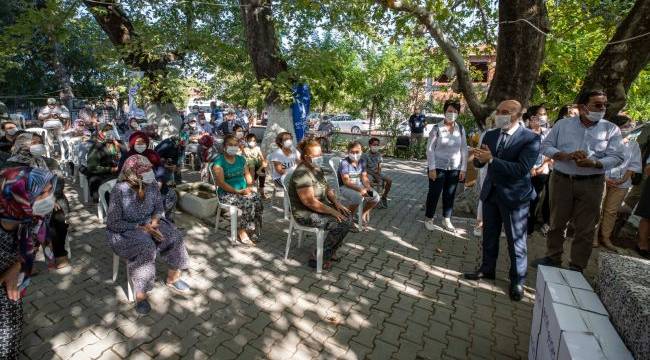 İzmir Büyükşehir Belediyesi’nden köylülere hijyen kiti ve gıda kolisi