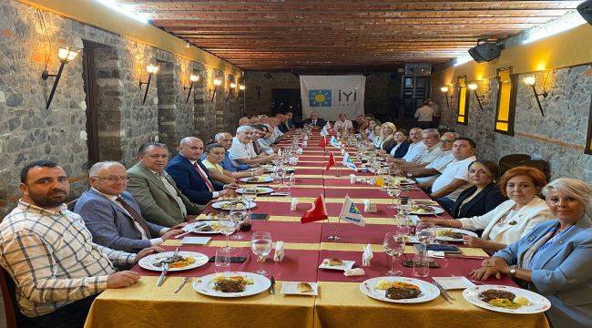 İYİ PARTİ İzmir Milletvekilleri İlçe Başkanlarıyla Buluştu
