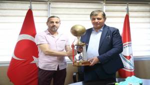 Karşıyakalı Şampiyonlar Kupayı Başkan Tugay'a Götürdü 