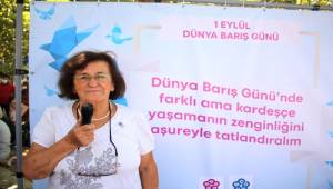 Dünya Barış Günü’nü aşureyle kutladılar