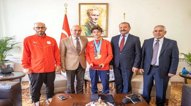 Başkan Soyer, Plaj Güreşi Şampiyonu Miraç Saraç’ı Ağırladı