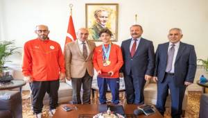 Başkan Soyer, Plaj Güreşi Şampiyonu Miraç Saraç’ı Ağırladı
