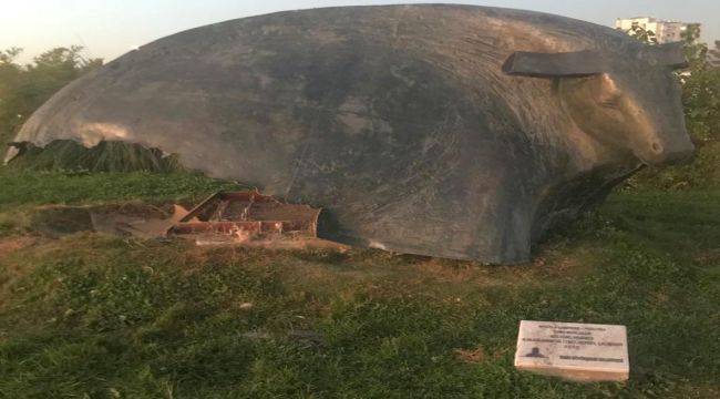 İzmir’de Üç Heykele Saldırı