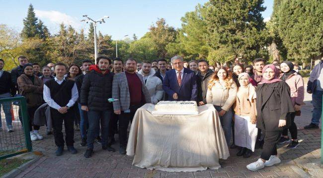 Rektör Budak'a Öğrencilerden Sürpriz