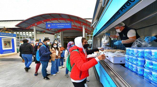 İzmir Büyükşehir Belediyesi’nden Öğrencilere Sıcak Yemek