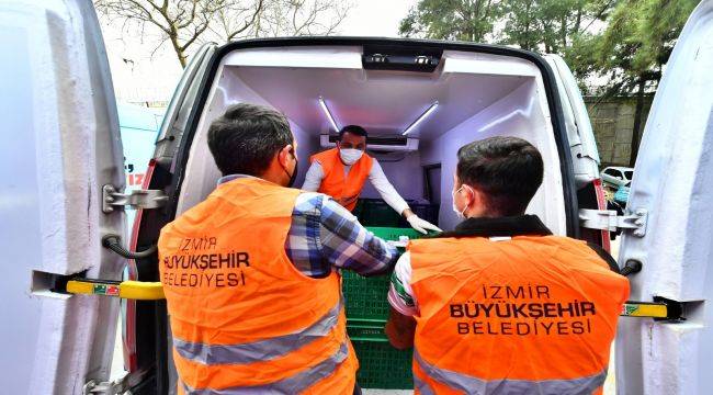 İzmir'de iftar yemeği dağıtıldı