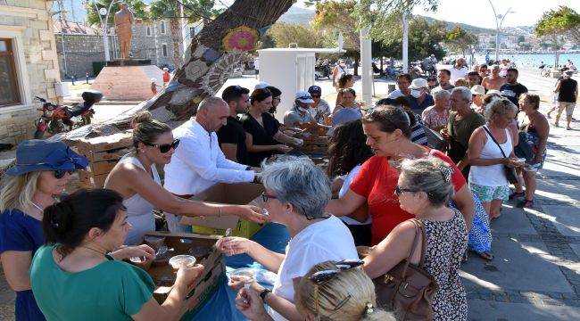 Foça belediyesi aşure dağıttı