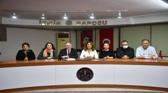 İzmir Barosu'ndan ülke gündemine basın açıklaması