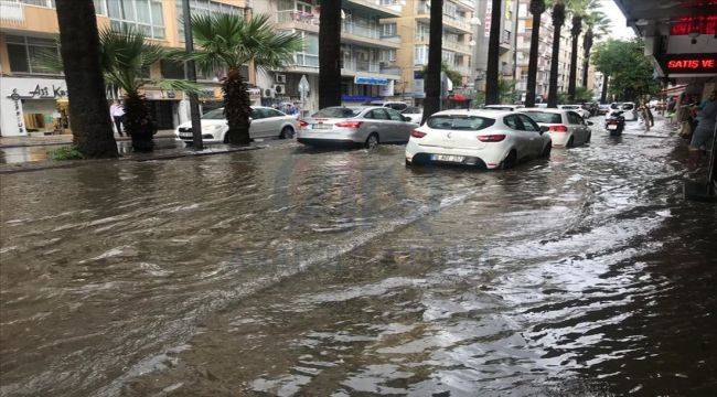 Ege şiddetli yağışa teslim oldu