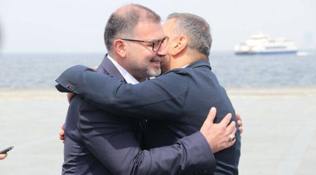 İzmir’in CHP ve AK Parti İl Başkanları kucaklaştı
