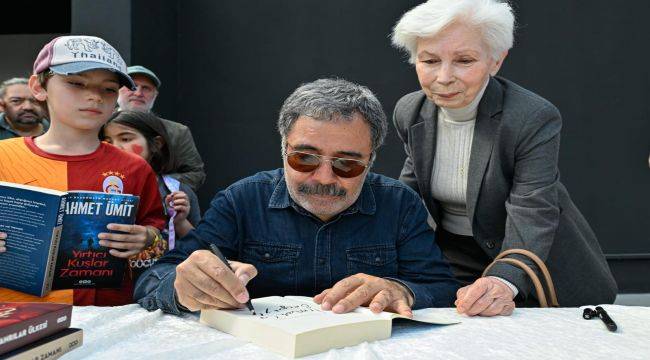 Edebiyatın usta isimleri İzmirli kitapseverlerle buluştu İZKİTAP'ta sanat rüzgârı
