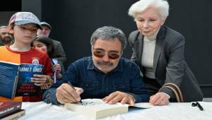 Edebiyatın usta isimleri İzmirli kitapseverlerle buluştu İZKİTAP'ta sanat rüzgârı