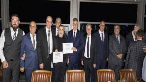 İzmir Aslanlar Gibi Burada Duruyor
