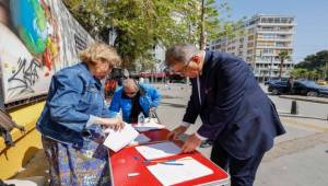 İzmir Atatürk Lisesi’ndeki İmza Kampanyası