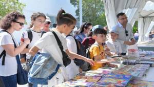 İzmirliler İzmir Kitap Fuarı’na akın etti