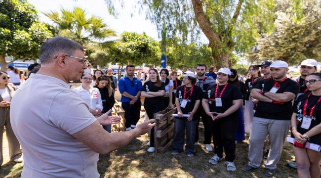  Çeşme'de Genç Tasarımcılarla Buluştu