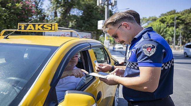İzmir’de zabıta ekiplerinden yolcu kılığında taksi denetimi 