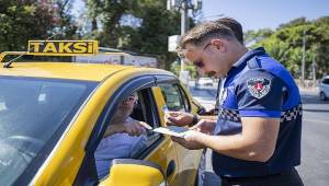 İzmir’de zabıta ekiplerinden yolcu kılığında taksi denetimi 