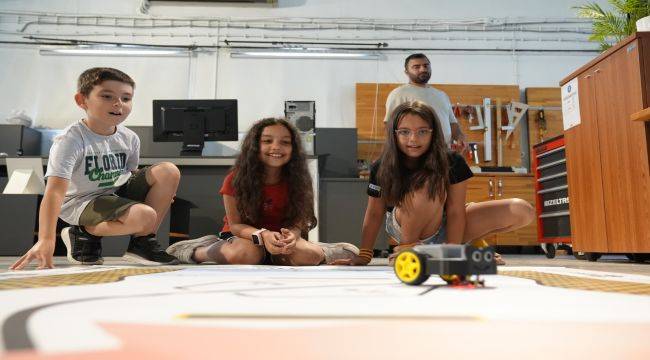 İzmirli çocuklar robotik dünyasıyla tanıştı