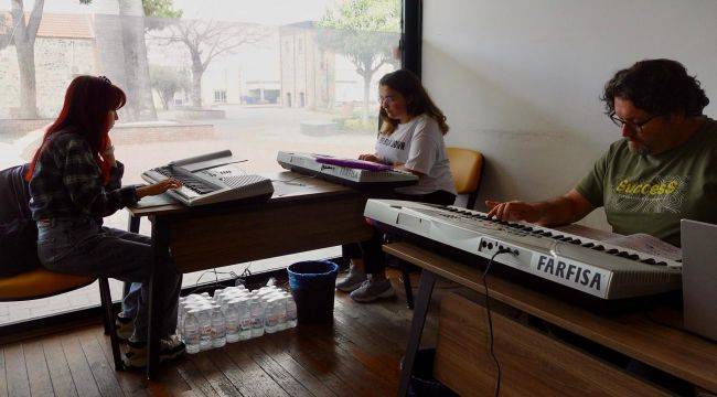 Genç İzmir'in ücretsiz müzik kursları için başvurular sürüyor