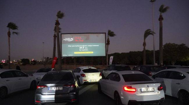 İzmir’de arabada film keyfi 