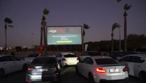 İzmir’de arabada film keyfi 