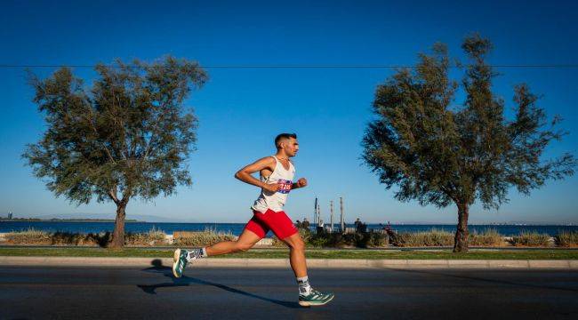 İzmir'de Uluslararası 9 Eylül İzmir Yarı Maratonu renkli görüntülere sahne oldu