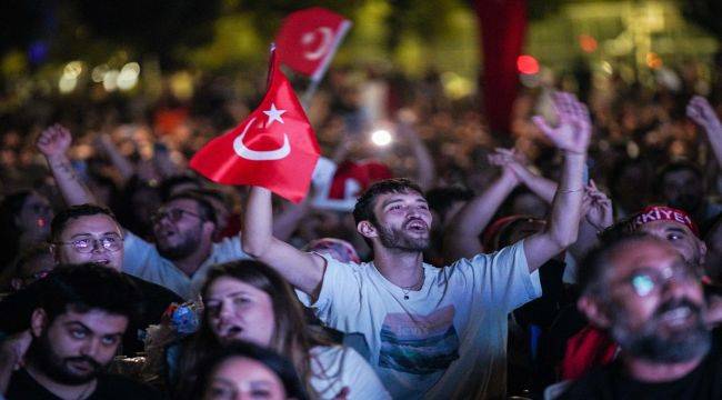 İzmir’in dev ekranlarında milli heyecan 