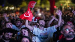 İzmir’in dev ekranlarında milli heyecan 