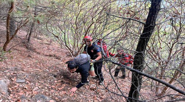 İzmir İtfaiyesi kayalıklarda mahsur kalan üç genci kurtardı
