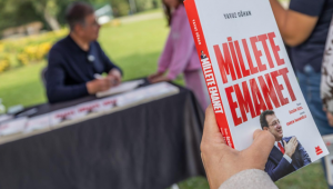 Başkan Tugay “Millete Emanet” kitabını İmamoğlu adına imzaladı