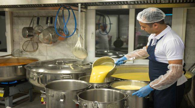 Bornova Belediyesi’nden vatandaşlara sıcak çorba ikramı başladı