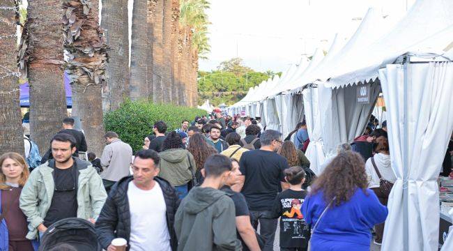 Demir Demirkan bu kez edebiyat sahnesinde hayranları ile buluştu