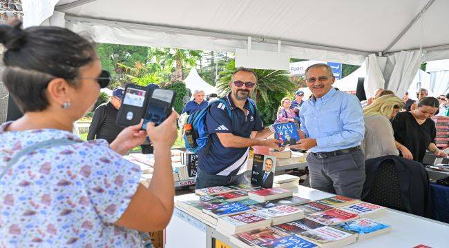 İZKİTAP’ta edebiyat şöleni sürüyor