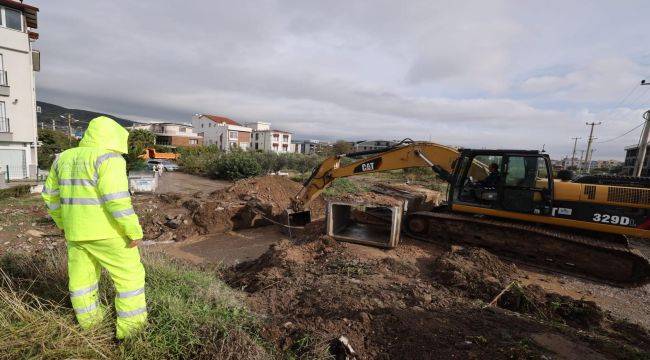 İzmir Büyükşehir Belediyesi ekipleri yağışlarla mücadele ediyor