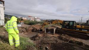 İzmir Büyükşehir Belediyesi ekipleri yağışlarla mücadele ediyor