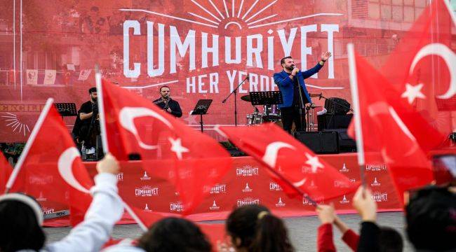 İzmir’de Cumhuriyet coşkusu başladı