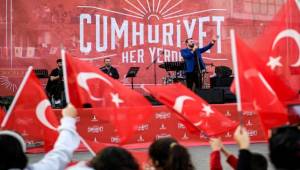 İzmir’de Cumhuriyet coşkusu başladı