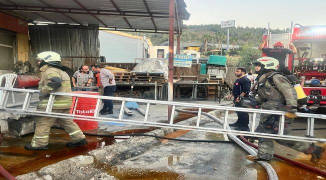 İzmir İtfaiyesi, Bornova’daki iş yeri yangınını kontrol altına aldı