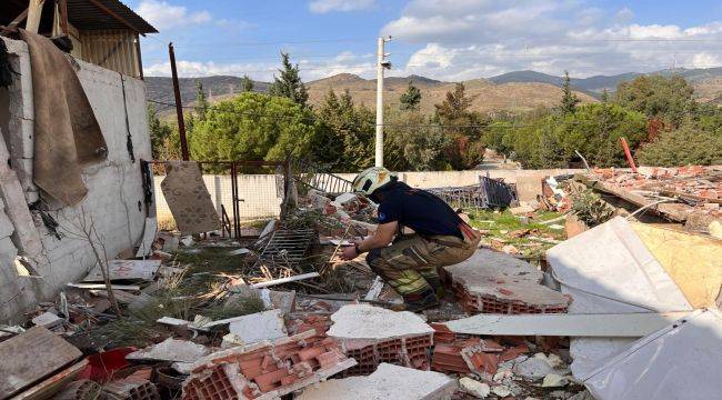 İzmir İtfaiyesi göçük altında kalan yurttaşı kurtardı