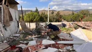İzmir İtfaiyesi göçük altında kalan yurttaşı kurtardı
