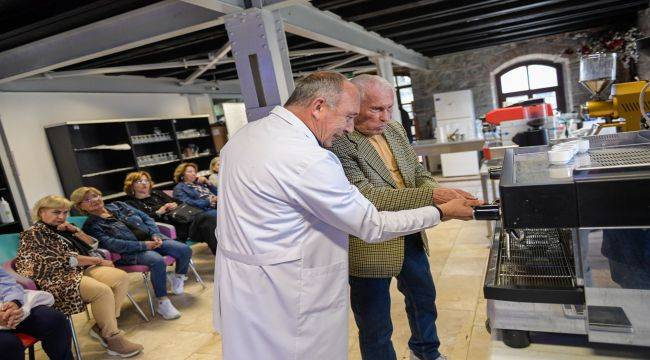 Torunlara kahve sözü: İleri yaş baristalar iş başında