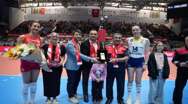 Voleybolun yıldızlarından İzmir İtfaiyesi’ne teşekkür
