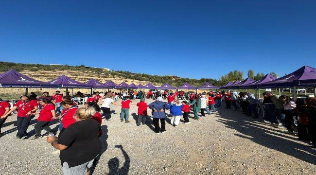 Engelli yurttaşlar ve yakınları zeytin hasadında buluştu