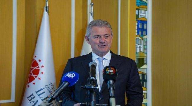 “İletişim Yüzyılında Kentlerin Hikâyesi” Sergisi İzmir’de Açıldı