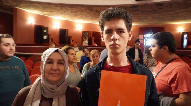 İş hayatına hazırlanan nöroçeşitli gençlerin mezuniyet sevinci