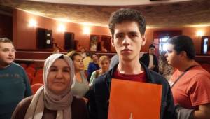 İş hayatına hazırlanan nöroçeşitli gençlerin mezuniyet sevinci