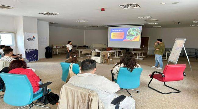 İzmir’de gençlere belediye çalışmaları hakkında eğitim